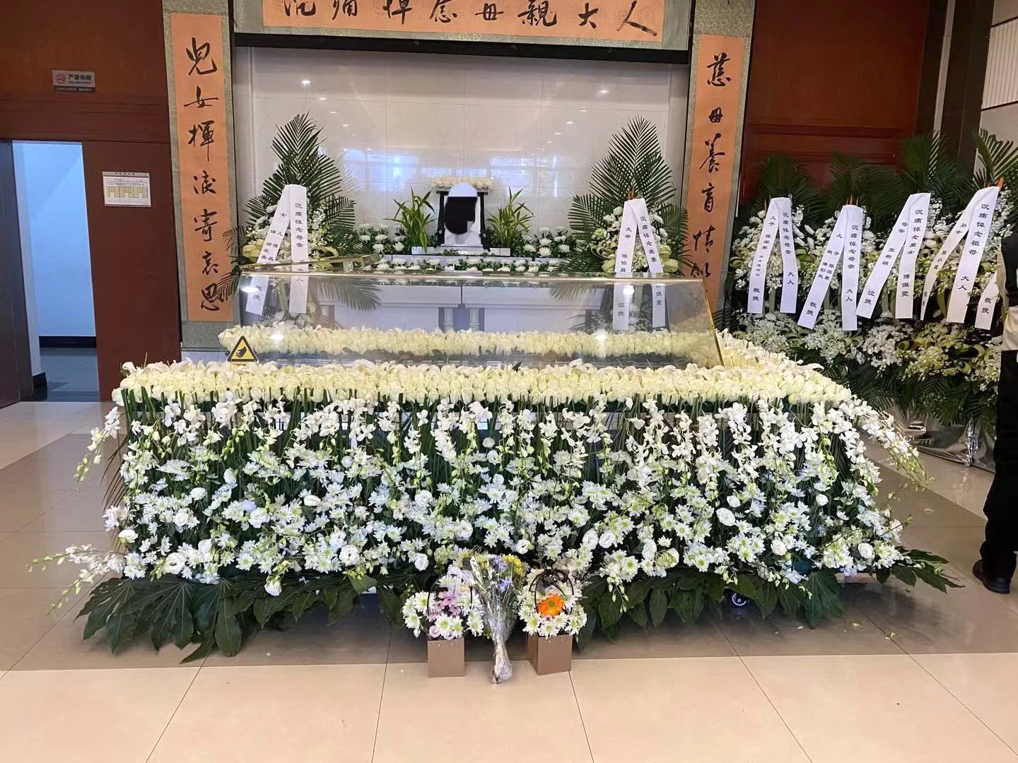 广东荔湾寿衣骨灰盒 丧葬用品 花圈