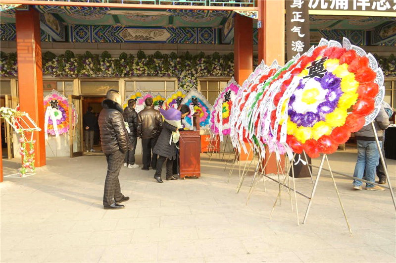 广东省花都区灵车接运 穿寿衣 花圈